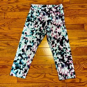 Old Navy Active white, green, pink and black splotch design capris Sz L
